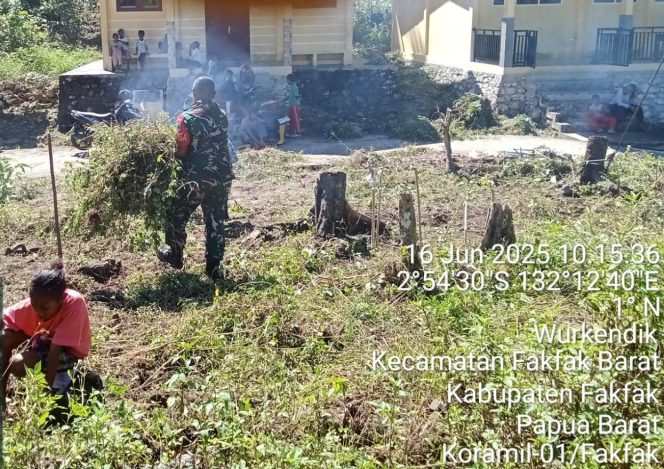 
					Babinsa Koramil 1803-01/Fakfak Ajak Siswa SD Negeri Wurkendik Jaga Kebersihan Sekolah, (Foto: EM/Ramli Rumbati).