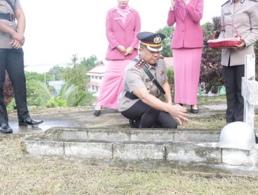 Refleksi Pengabdian Polri: Polres Fakfak Laksanakan Ziarah TMP dan Laut, (Foto: EM/Humas Polres Fakfak).