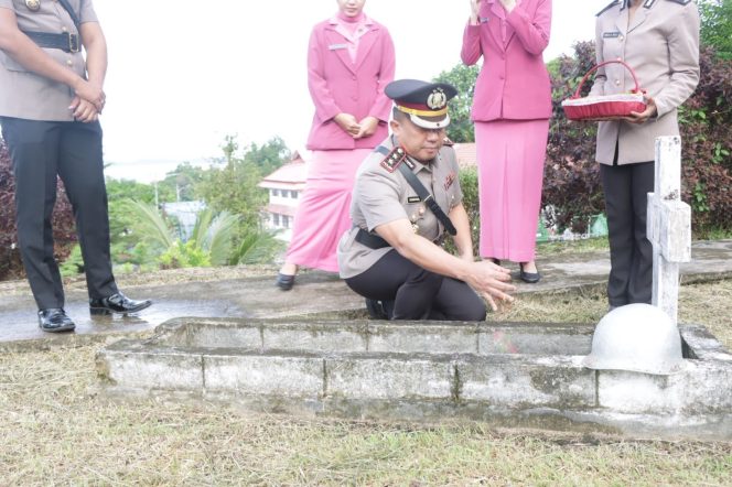 
					Refleksi Pengabdian Polri: Polres Fakfak Laksanakan Ziarah TMP dan Laut, (Foto: EM/Humas Polres Fakfak).