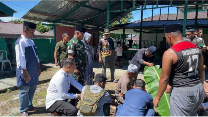 
					Letkol Lukman Permana Pimpin Penyembelihan Qurban Kodim 1803/Fakfak di Hari Raya Idul Adha 1447 H, (Foto: EM/Kodim 1803/Fakfak).
