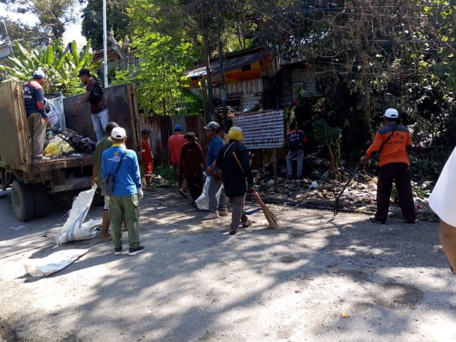 
					Warga RT 07 Kolam Trans melakukan pemalangan jalan sebagai bentuk protes terhadap pembuangan sampah ilegal. Ketua RT Fahmi Namudat menegaskan langkah tegas demi menjaga lingkungan bersih dan kenyamanan warga, (Foto: EM/Alfan Rahakbauw).