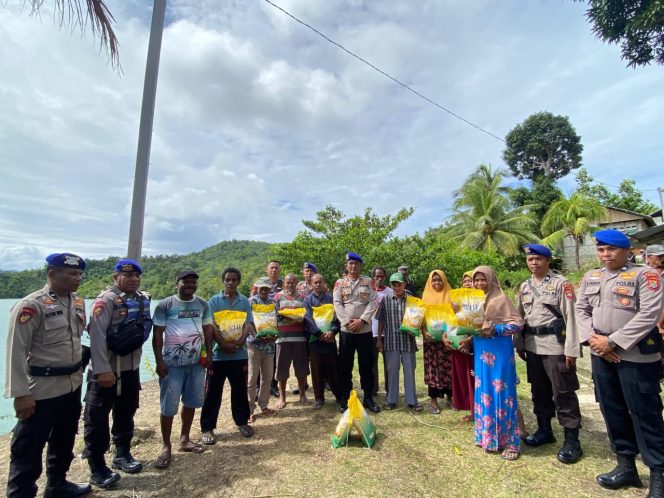 
					Dari Hati untuk Negeri: Sentuhan Polri bagi Masyarakat Pesisir Fakfak, (Foto: EM/Humas Polres Fakfak).