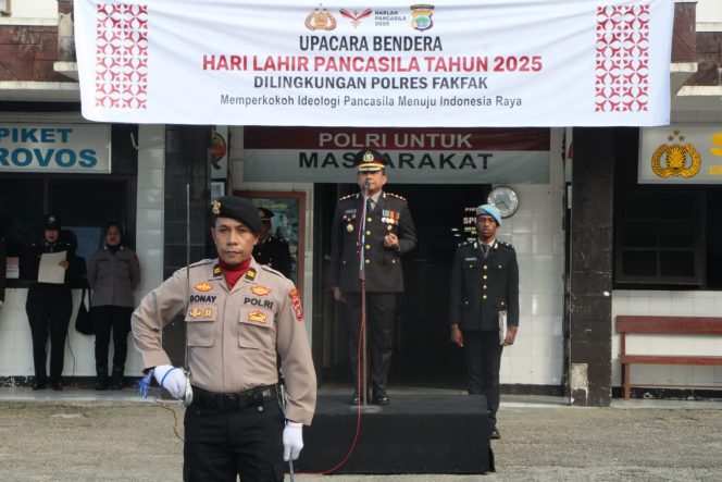 
					Khidmat di Pagi Hari: Personel Polres Fakfak Teguhkan Semangat Pancasila, (Foto: EM/Humas Polres Fakfak).