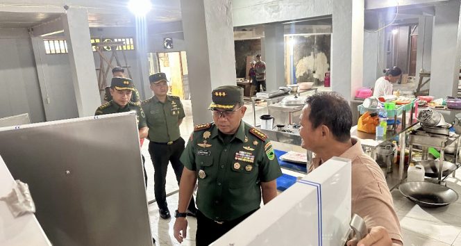
					Danrem 182 Tinjau Dapur Sehat Pastikan Makan Bergizi untuk 5.000 Pelajar di Fakfak, (Foto: EM/Panrem 182/JO).