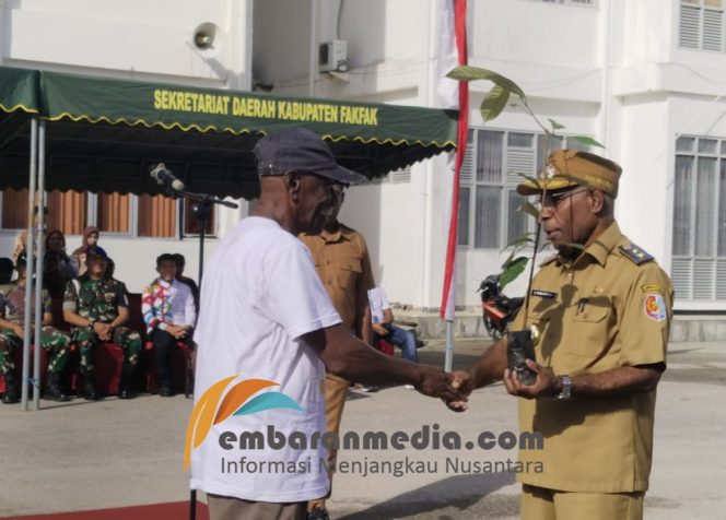 
					Wakil Bupati Fakfak Ajak Warga Bergerak: Lawan Polusi Plastik Demi Bumi yang Lebih Baik, (Foto: EM/Ismail Weripang).