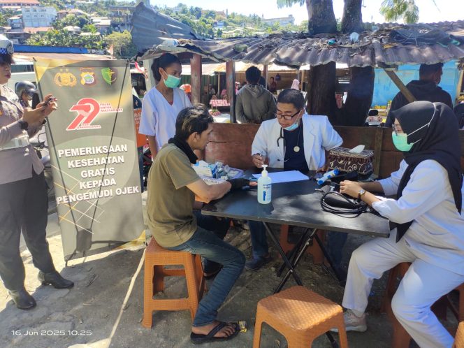 
					Polres Fakfak menggelar Bhakti Kesehatan Serentak berupa pemeriksaan kesehatan gratis bagi pengemudi ojek dan warga masyarakat dalam rangka menyongsong Hari Bhayangkara ke-79 tahun 2025. Layanan meliputi cek tekanan darah, saturasi oksigen, konsultasi medis, pemberian vitamin, dan pembagian masker, (Foto: EM/Humas Polres Fakfak).