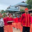 Mahasiswa Kuliah Kerja Nyata (KKN) kolaborasi Universitas Pattimura dan Universitas Gadjah Mada disambut hangat dengan prosesi adat di Desa Disuk, Kei Kecil. Penyambutan ini menandai awal pengabdian mereka dalam program pemberdayaan masyarakat berbasis budaya dan pembangunan berkelanjutan, (Foto: Adli Maswain).