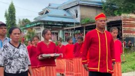 Mahasiswa Kuliah Kerja Nyata (KKN) kolaborasi Universitas Pattimura dan Universitas Gadjah Mada disambut hangat dengan prosesi adat di Desa Disuk, Kei Kecil. Penyambutan ini menandai awal pengabdian mereka dalam program pemberdayaan masyarakat berbasis budaya dan pembangunan berkelanjutan, (Foto: Adli Maswain).