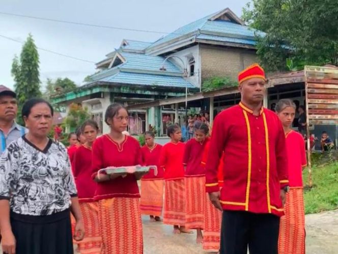 
					Mahasiswa Kuliah Kerja Nyata (KKN) kolaborasi Universitas Pattimura dan Universitas Gadjah Mada disambut hangat dengan prosesi adat di Desa Disuk, Kei Kecil. Penyambutan ini menandai awal pengabdian mereka dalam program pemberdayaan masyarakat berbasis budaya dan pembangunan berkelanjutan, (Foto: Adli Maswain).