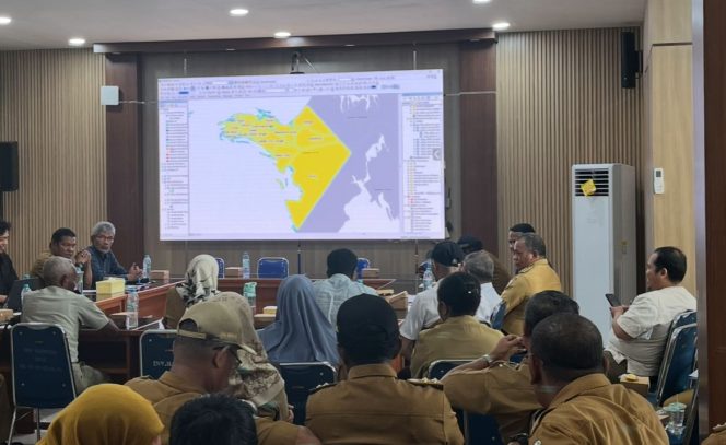
					Pemerintah Kabupaten Fakfak menggelar forum diskusi lintas sektor untuk membahas Rencana Tata Ruang Wilayah (RTRW) 2025–2045. Fokus utama mencakup pertanian, investasi, hingga mitigasi bencana, (Foto: EM/AZT).