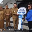 Wali Kota Ambon terima Sertifikat HAKI dari Kemenkumham dan 1 unit mobil CSR dari Bank Maluku untuk mendukung pelajar dan kreativitas warga Kota Musik, (Foto: EM/Beta Ambon).