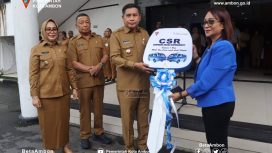 Wali Kota Ambon terima Sertifikat HAKI dari Kemenkumham dan 1 unit mobil CSR dari Bank Maluku untuk mendukung pelajar dan kreativitas warga Kota Musik, (Foto: EM/Beta Ambon).