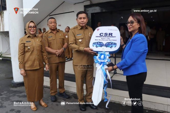 
					Wali Kota Ambon terima Sertifikat HAKI dari Kemenkumham dan 1 unit mobil CSR dari Bank Maluku untuk mendukung pelajar dan kreativitas warga Kota Musik, (Foto: EM/Beta Ambon).