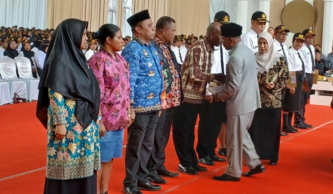 
					Wakil Bupati Fakfak menyerahkan SK pensiun dan kenaikan pangkat ASN, serta memberikan apresiasi atas dedikasi dan pengabdian para ASN senior, (Foto: EM/Istimewa).