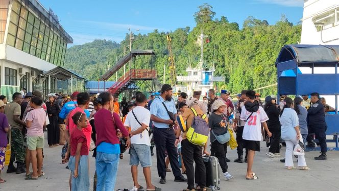 
					Keluhan Warga Fakfak: Terbatasnya Rute Kapal Laut Hambat Mobilitas Antar Papua, (Foto: EM/AZT).