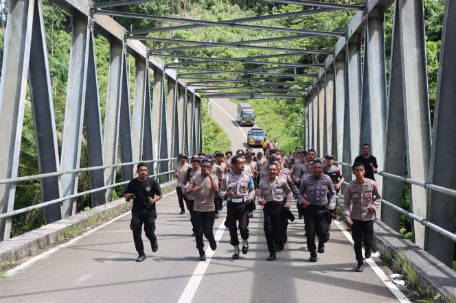 
					Sebanyak 28 Bintara baru disambut Polres Fakfak melalui tradisi long march, pembinaan mental, dan upacara resmi di Mako Polres Fakfak, (Foto: EM/ Humas Polres Fakfak).