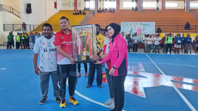 
					Turnamen Futsal Polres Cup V dan Bhayangkari Cup 2025 resmi dibuka di Kaimana. Sebanyak 58 tim bersaing memperebutkan piala bergilir dan total hadiah Rp70 juta, (Foto: EM/Mulyadi Letsoin).