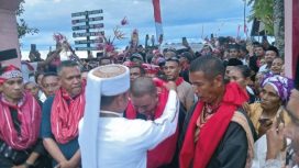 Masyarakat Buano Utara Antusias Sambut Basudara Gandong dalam Acara Pemasangan Atap Masjid, (Foto: EM/Adli Maswain).