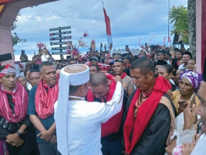 
					Masyarakat Buano Utara Antusias Sambut Basudara Gandong dalam Acara Pemasangan Atap Masjid, (Foto: EM/Adli Maswain).
