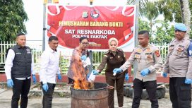 Ganja Dimusnahkan di Mapolres Fakfak, Polisi Tegaskan Komitmen Perang terhadap Narkotika, (Foto: EM/AZT).