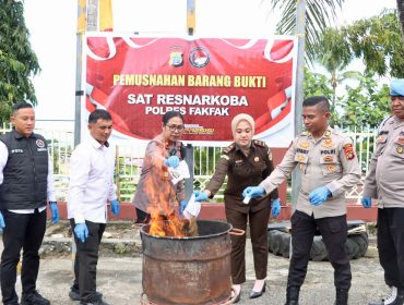 Ganja Dimusnahkan di Mapolres Fakfak, Polisi Tegaskan Komitmen Perang terhadap Narkotika, (Foto: EM/AZT).