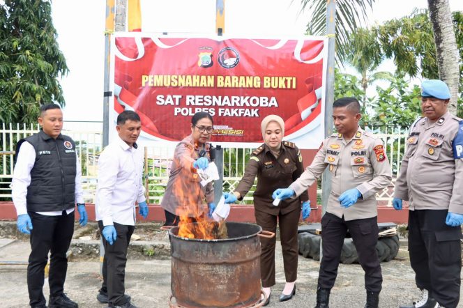 
					Ganja Dimusnahkan di Mapolres Fakfak, Polisi Tegaskan Komitmen Perang terhadap Narkotika, (Foto: EM/AZT).