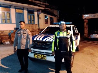 Satlantas Polres Fakfak Siaga Penuh Amankan Jalur Terdampak Pohon Tumbang, (Foto: EM/Ramli Rumbati).