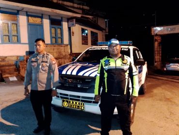 Satlantas Polres Fakfak Siaga Penuh Amankan Jalur Terdampak Pohon Tumbang, (Foto: EM/Ramli Rumbati).