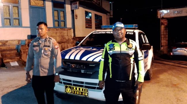 Satlantas Polres Fakfak Siaga Penuh Amankan Jalur Terdampak Pohon Tumbang, (Foto: EM/Ramli Rumbati).