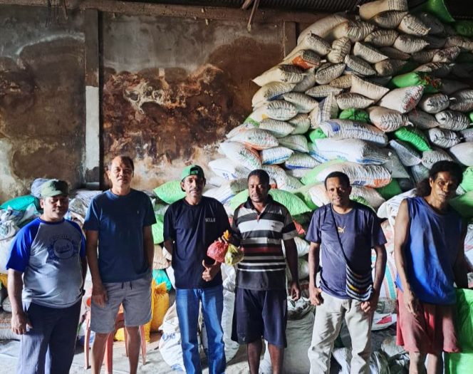 
					Dinas Perkebunan Fakfak Sidak Grosir Pala, Pastikan Kualitas dan Legalitas Terjaga, (Foto: EM/AZT).