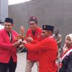 Sarat Makna, GMNI Kaimana Hadiahkan Perahu Kajang untuk Ketum Terpilih, (Foto: EM/Mulyadi Letsoin).