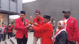 Sarat Makna, GMNI Kaimana Hadiahkan Perahu Kajang untuk Ketum Terpilih, (Foto: EM/Mulyadi Letsoin).
