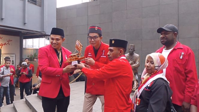
					Sarat Makna, GMNI Kaimana Hadiahkan Perahu Kajang untuk Ketum Terpilih, (Foto: EM/Mulyadi Letsoin).