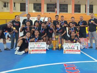 Putra Senja FC Kaimana Angkat Trofi Kapolres Cup V 2025, Kiper Raih Gelar Terbaik, (Foto: EM/Mulyadi Letsoin).