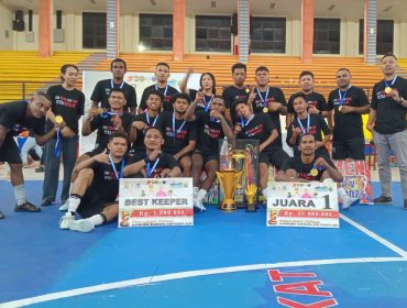 Putra Senja FC Kaimana Angkat Trofi Kapolres Cup V 2025, Kiper Raih Gelar Terbaik, (Foto: EM/Mulyadi Letsoin).