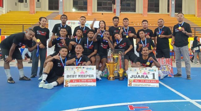 Putra Senja FC Kaimana Angkat Trofi Kapolres Cup V 2025, Kiper Raih Gelar Terbaik, (Foto: EM/Mulyadi Letsoin).
