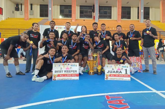 
					Putra Senja FC Kaimana Angkat Trofi Kapolres Cup V 2025, Kiper Raih Gelar Terbaik, (Foto: EM/Mulyadi Letsoin).