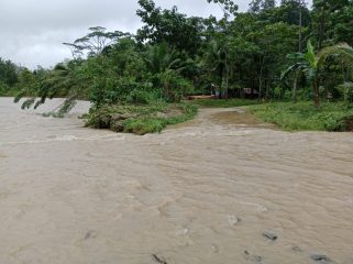 Bronjong Jebol, Banjir Besar Rendam Dusun Fatiban di Waesama, (Foto: EM/Adli Maswain).