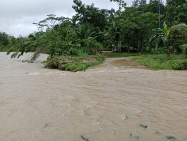 Bronjong Jebol, Banjir Besar Rendam Dusun Fatiban di Waesama, (Foto: EM/Adli Maswain).