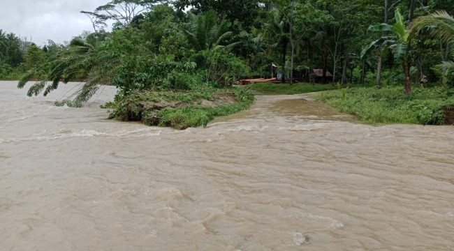 Bronjong Jebol, Banjir Besar Rendam Dusun Fatiban di Waesama, (Foto: EM/Adli Maswain).