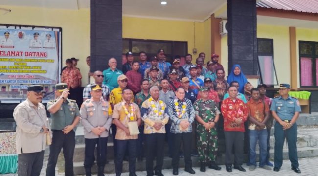 Diresmikan Gubernur Mandacan, Kantor Distrik Fakfak Tengah Kini Hadir dengan Wajah Baru, (Foto: EM/Alfan Rahakbauw).