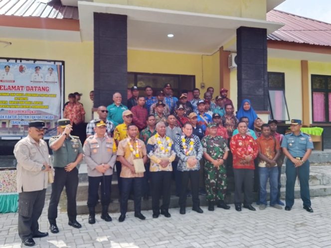 
					Diresmikan Gubernur Mandacan, Kantor Distrik Fakfak Tengah Kini Hadir dengan Wajah Baru, (Foto: EM/Alfan Rahakbauw).