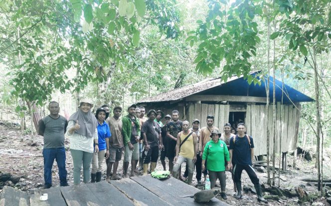 
					Gerak Cepat Dinas Perkebunan Fakfak Respon Kelompok Pemuda Tetar, Siapkan 1.400 Bibit Pala, (Foto: EM/AZT).