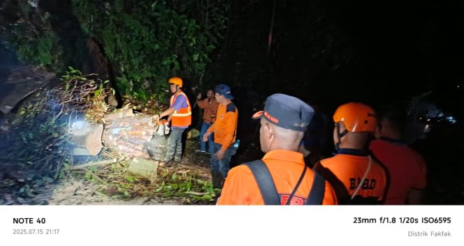 
					Pohon Tumbang Tutup Jalan Utama di Depan Pelabuhan Polairud, BPBD Fakfak Bertindak Cepat, (Foto: EM/AZT).
