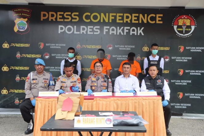 
					Polres Fakfak Bongkar Dua Kasus Narkoba Sekaligus, Dua Pemuda Diciduk di Pelabuhan!, (Foto: EM/AZT).