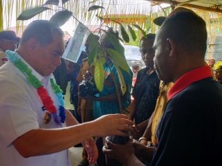 Bupati Fakfak Launching Program Strategis “Pala Unggul”, Serahkan 2.200 Bibit dan Insentif Rp110 Juta, (Foto: EM/AZT).
