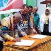 Gubernur Dominggus Mandacan Resmikan Poliklinik dan Serahkan Ambulans untuk Tingkatkan Pelayanan Kesehatan Fakfak, (Foto: EM/Ramli Rumbati).