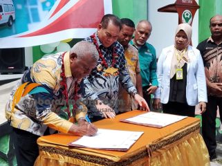 Gubernur Dominggus Mandacan Resmikan Poliklinik dan Serahkan Ambulans untuk Tingkatkan Pelayanan Kesehatan Fakfak, (Foto: EM/Ramli Rumbati).