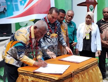 Gubernur Dominggus Mandacan Resmikan Poliklinik dan Serahkan Ambulans untuk Tingkatkan Pelayanan Kesehatan Fakfak, (Foto: EM/Ramli Rumbati).