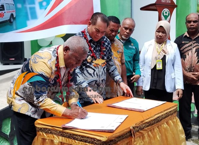 
					Gubernur Dominggus Mandacan Resmikan Poliklinik dan Serahkan Ambulans untuk Tingkatkan Pelayanan Kesehatan Fakfak, (Foto: EM/Ramli Rumbati).